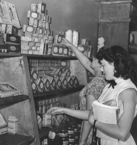 Buying tea and coffee at a self-service shop. Photo by A. Cheprunov (Moscow, 1956)
