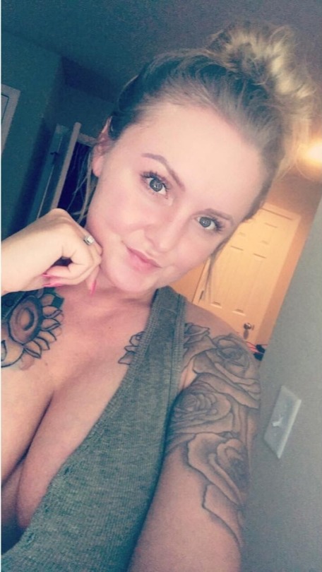 dually53:  camocuties:    Gorgeous lady 👅💦💦
