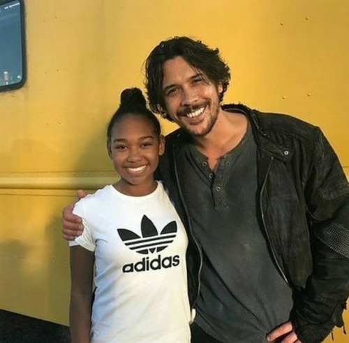 lightcomingthroughthedarkness: Is Bellamy wearing his Skaikru jacket? And is the red in Clarke&rsquo
