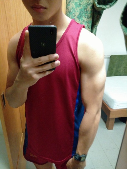 overture69:  sgnottiboysv2: rawadonis:  💪🏻   straight officer using one plus phone.. hehe  i need