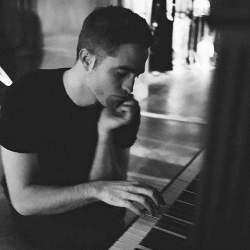 rbertpattinsn:  Robert Pattinson Photoshoot