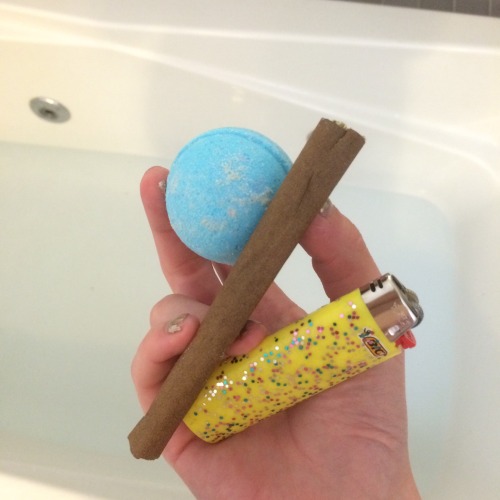 chronicallycloudy: Bath bomb and a blunt