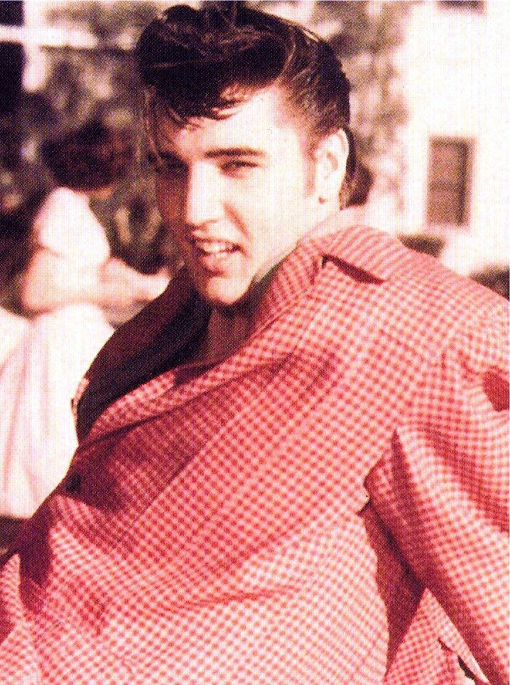 ilovetheking-elvispresley:  He looks good in pink :) 