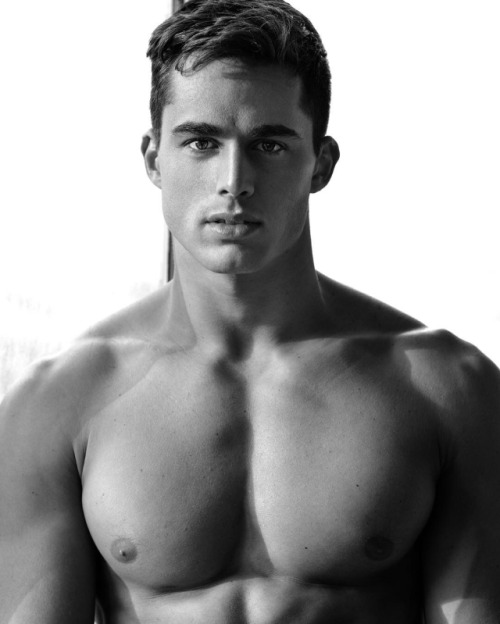 hotnsexymale: Pietro Bossili : goo.gl/photos/82kR2T9Rv9hKEuUX8