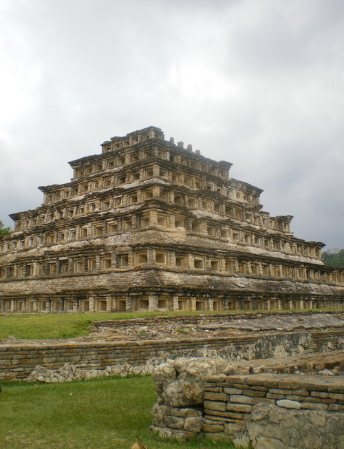 The Pyramid of the Niches at El Tajín archeological site, Mexico (by fon pon).