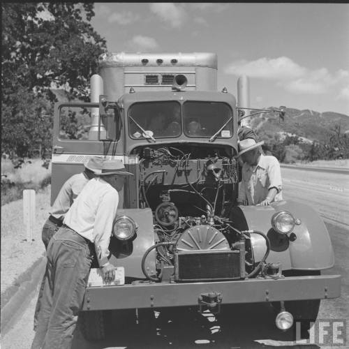 Truck with a Boeing gas turbine engine(J.R. Eyerman. 1952)