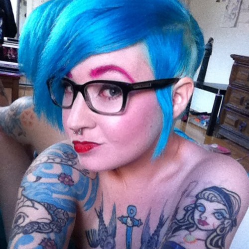 I guess I got my swagger back… #pinkeyebrows #bluehair #tattoos #girlswithtattoos #glasses (a