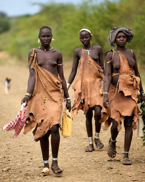 Ethiopian Bodi woman, by Ingetje Tadros.
