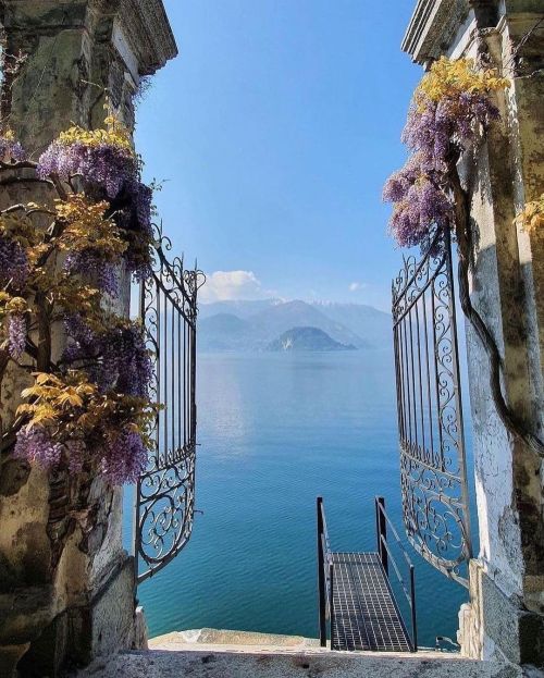 #italia #varenna #Buongiorno ragazzi, Varenna è un piccolo borgo di pescatori e si trova