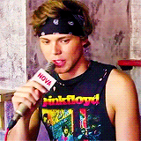 gay4irwin:  @Ashton5SOS Gotta get that vitamin C before a show ;) xx
