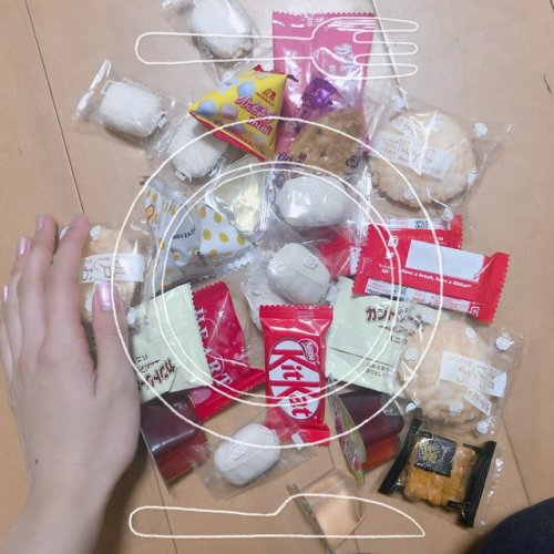 本間日陽さんのツイート: うちは毎年、豆まきじゃなくて 菓子まきをします 今年も家族みんなでまきました☺️ まいたあとは、お菓子争奪戦！ 今月のおやつになります！！笑 #節分の日 t.