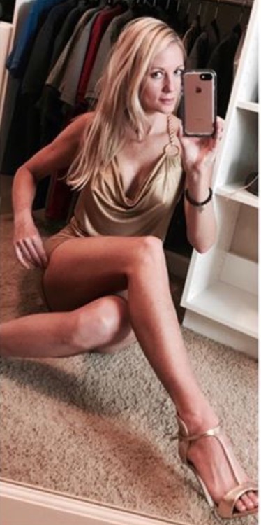 winged-perfection:  Angela - fit hosty from Southwest Airlines - those nylon legs tho
