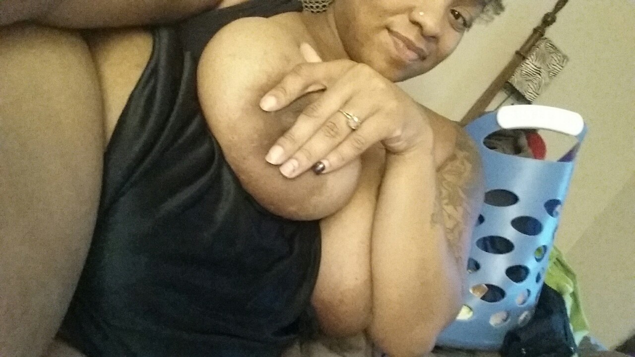 afrosensualnerds:  Supposed to be doing laundry so we can head to ATL tomorrow night