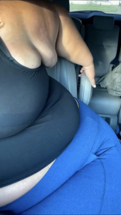 ssbbwgoats:Boberry inhaling donuts to the point she can’t use arm rests
