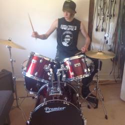 eagle-summers:  motorhead-bastard:  Boo Boo on his new kit  ❤️♠️👍 it plays really well for a small kit, got it tuned up and sounding great!