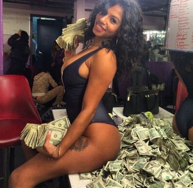 pr1nceshawn:  Strippers enjoying their money.   Good Job, good work, good money !