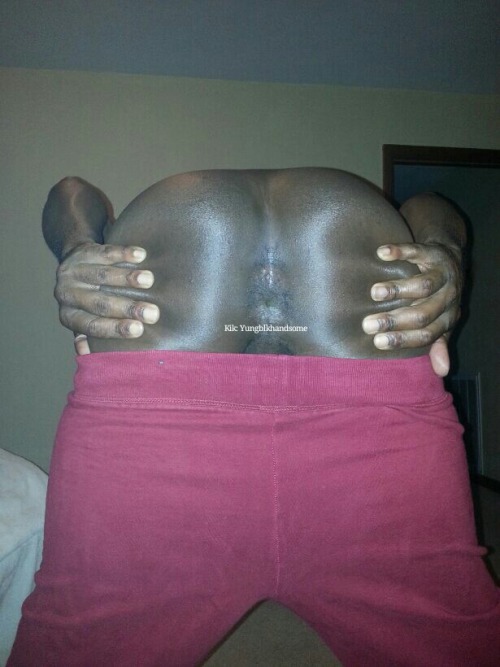 iloveazz89:  Dark n lovely Submission Kik: Yungblkhandsome  iloveazz89.tumblr.com  To submit pics send them to KIK: TOPJERZEE.
