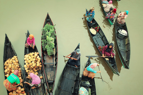 nubbsgalore:the lok baintan floating farmers market is located outside banjarmasin, south borneo, in