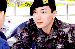 specialteuk:   parkjunng:    Teukie with the kids    Omg… NO IT’S FREAKING TOO