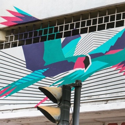 Birds flying high,…⠀
On our trip to Santa Cruz de la Sierra, Bolivia this year we participated in the street art festival MANIFESTO URBANO. Together with @magmuro.art and Harry Montec from the ARTErias Urbanas we created this beautiful facade,...