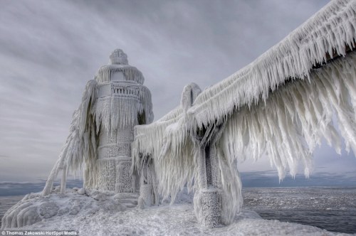 deke-it-like-datsyuk:  Michigan lighthouses transformed into icicles after being frozen by storm  