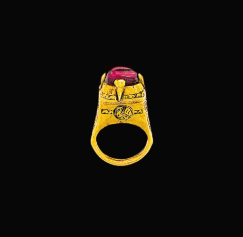 Iranian or Mesopotamian gold niello ring with a garnet inlay, dated to the 12th to 13th centuries CE