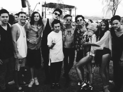 yuzees:  hoodlumstruggles:  The Neighbourhood and The 1975 with some friends at Coachella  DREAM TEAM 