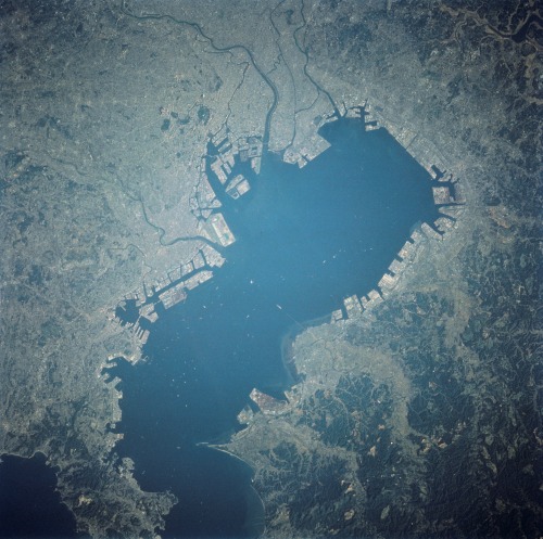 Tokyo, Yokohama and Kawasaki region in the Greater Tokyo Area (October 1993), and Tokyo Bay.