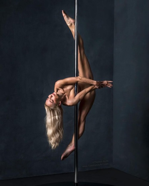 I think @sabine_poleperfekt is amazing. German origin, lives in the US and a recent national pole ch