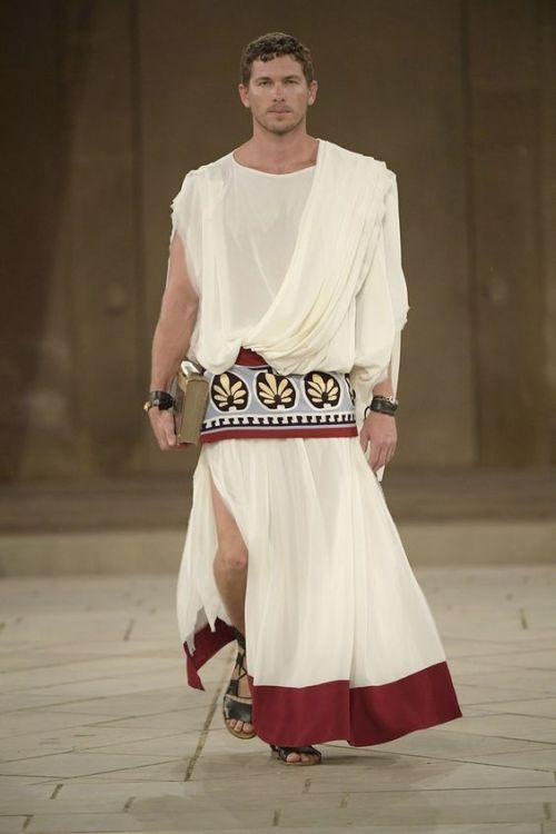 centimetri:Dolce&Gabbana Alta Sartoria Menswear Show at Palazzo dei Gesuiti“The Alta Moda show a