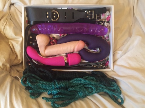 rubywhitmore:  A small crowd of guards gathered and gawked at the screens of the X-ray machine while my suitcase went through. Lots of side glances at me proudly smiling after my pat down. I wonder what they were looking at….  Also hey! I’m going