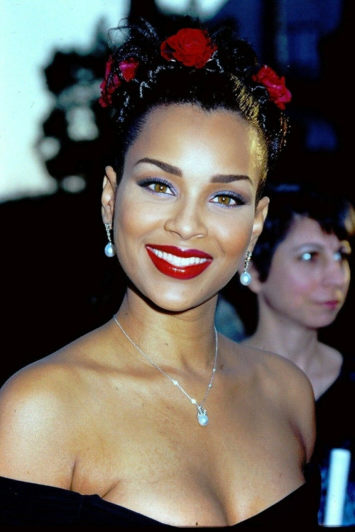 flyandfamousblackgirls: 90s LisaRaye