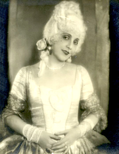 Mme. Pompadour, 1926Freiherr Wolff von Gudenberg :: Fritzi Massary in der Revue Madame Pompadour, 19