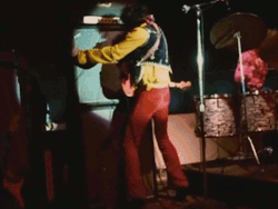 jenny-boyd:  Jimi Hendrix humping his amp at the Monterey Pop Festival (1967)   Love love love this