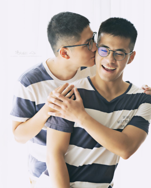 artoffreddieniem-blog: 『 你们不要哭，婚姻平权，我们没有错！～叶永志的妈妈 』 【9V 和 Steven】台北 一对，今夏一起大学毕业   工院橘 NCKU &