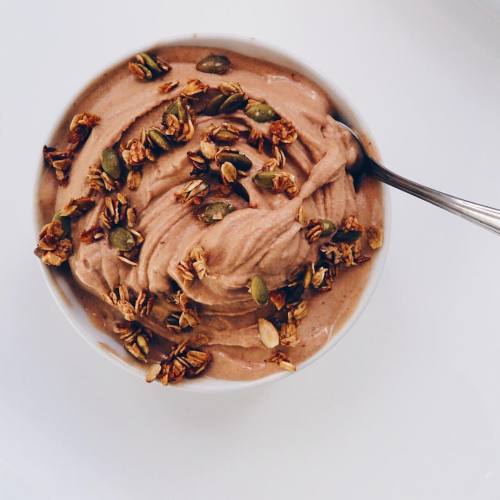 fitandhealthys: championsaremade:  Bananas and cacao topped with the most delicious granola, homemad
