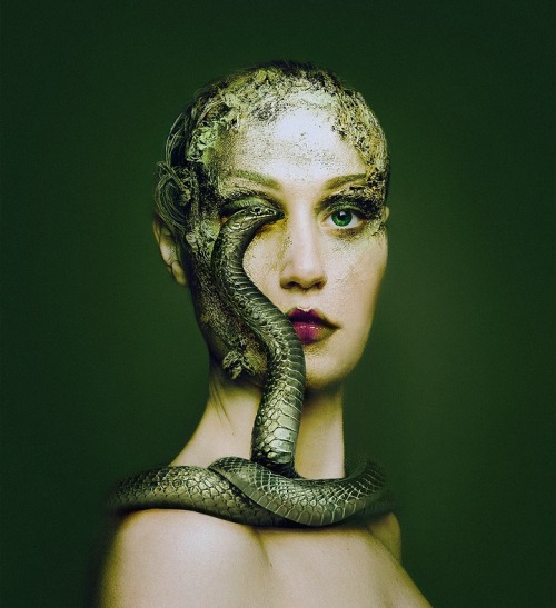 mymodernmet:Stunning Self Portraits of a Woman Sharing an Eye with Various Animals