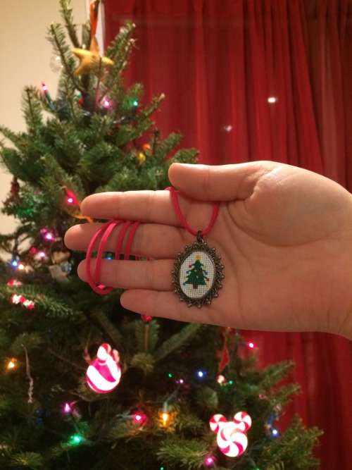 The lovely @abbieprime commissioned me to make a little Christmas tree pendant in cross stitch (show