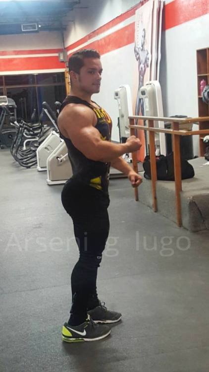 adictoalosculones:Que rico y delicioso macho con unas nalgotas, para culearlo por horas me encantas “Arseni Lugo” (I love your ass Arseni Lugo) 😲😤😳😍😗😈🍑👅👌👊