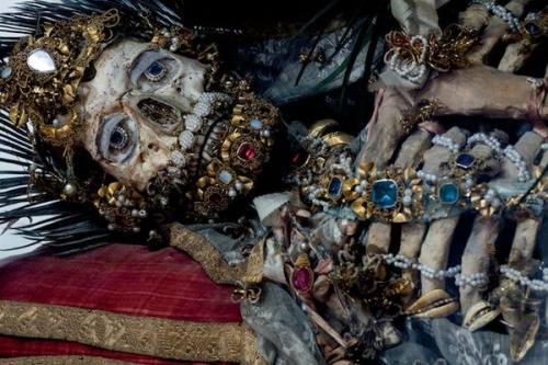 odditiesoflife:Elaborately Jeweled SkeletonsIn 1578, a series of underground burial sites were disco
