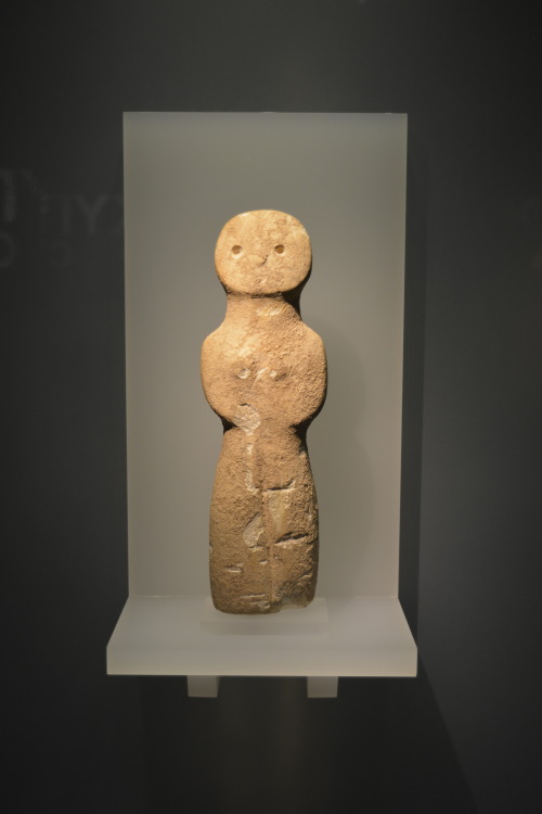 hiphopocliedes:  Museum of Cycladic art - Μουσείο Κυκλαδικής Τέχνης 1.   Head and neck of a canonical figurine (Spedos variety), marble, Early Cycladic II period - Syros phase, 2800-2300 BC 2.   Fragment of a grave relief, marble, Classical