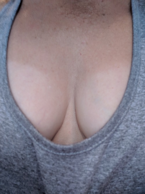 smokinhotwifelove22:Some cleavage tease!