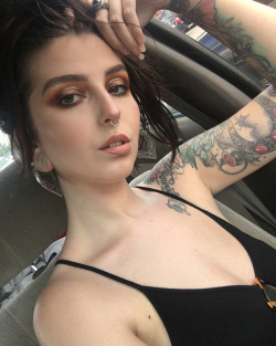 originalwhorederves:Felt absolutely beautiful today wearing the warm tones from @jeffreestar @jeffreestarcosmetics #androgynypalette! I’m in love with this Smokey/grungy cut-crease/spotlight eye! Lemme know if y’all want details 🍂🍁🌼#smokeyeye