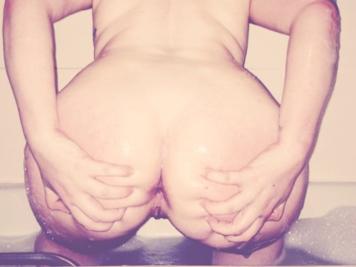 redheads-fuck-better:  Grab it! Grab it hard! 💋  *Please reblog with caption*