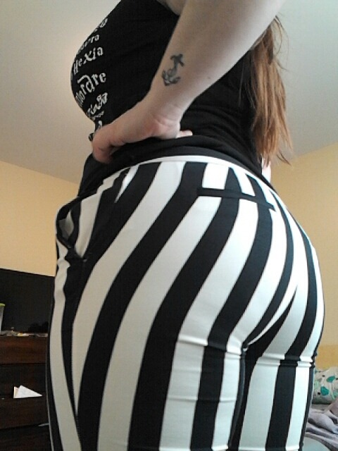 thickchicksnjunk:  buttsbottomsandbooties: These pants are seriously squeezing my
