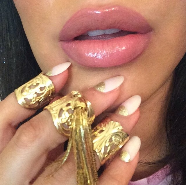 flyonvogue:  regulier:  `~queensapphire.  instagram: @iecvzs ✨flyonvogue.tumblr.com
