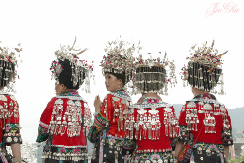  Beautiful Silver Ornaments of the Miao people.  Photography by 龙翔影流 