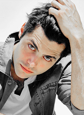 prettymdaddario: matt + touching his hairbonus: