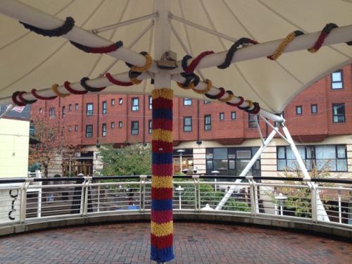 fusedmagazine:
“ EYE CANDY COMMISSION: Lana Knitting keeps the Arcadian warm and toasty with her chunky knit installation.
”