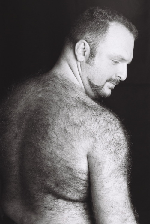 lokiishairy: masculinehairybear:muskelimiehet2:Please reblog instantly if men with hairy backs drive